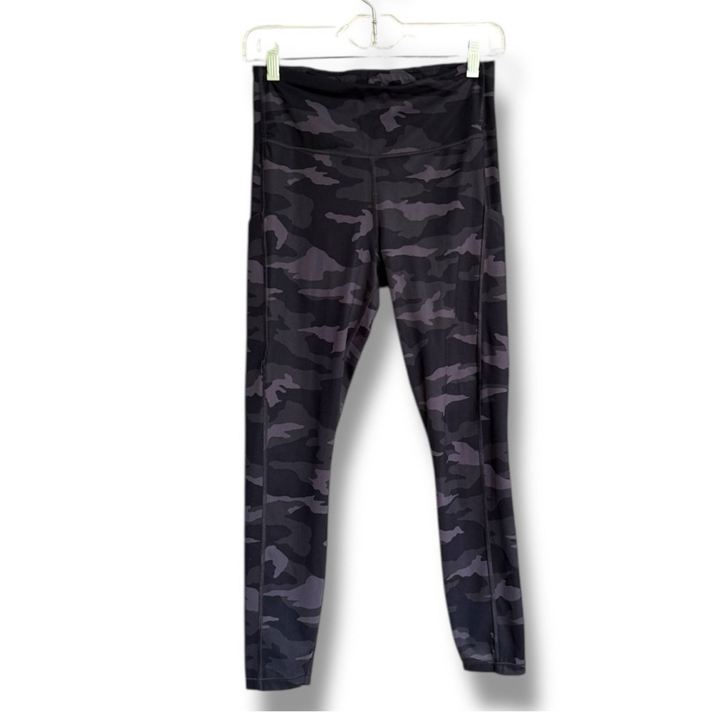 Athleta Black/Gray Camo Ultimate Stash
Pocket Camo 7/8 Tights Size Small - Picture 2 of 11